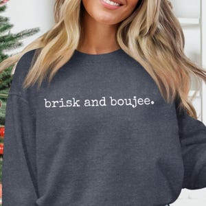 Felpa Brisk and Boujee, Felpa con citazione divertente, Felpa con slogan sarcastico, Felpa alla moda, Felpa regalo per amico