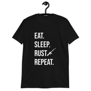 Könnte beinhalten: Schwarzes T-Shirt mit weißem Text, der "EAT. SLEEP. RUST. REPEAT." lautet, und einer weißen Silhouette eines Gewehrs.