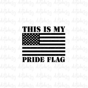 Può includere: Grafica in bianco e nero della bandiera americana con la scritta "THIS IS MY PRIDE FLAG". Il design della bandiera presenta stelle e strisce, e il testo è in grassetto, senza grazie. L'immagine è su sfondo bianco.