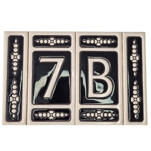 Número de casa en cerámica negra pintada a mano Atalaya M-6 de 11 x 5,5 cm (opción de marcos de metal)