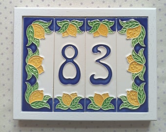 Numeri civici e lettere in ceramica color limone di design italiano dipinti a mano da 10 x 3,3 cm