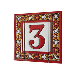 Letras y números de cerámica esmaltada con motivos florales pintados a mano de diseño español de Roja, 11 x 5,5 cm y accesorios