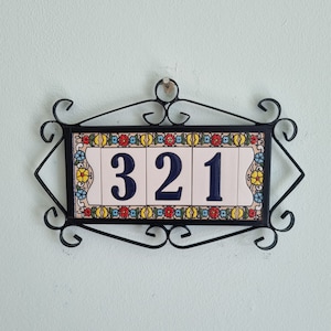 Número de casa de cerámica española pintado a mano: Diseño floral de Altea