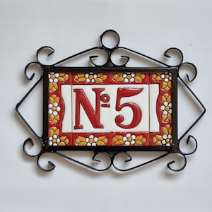 Mini mosaicos de números de cerámica con motivos florales rojos españoles pintados a mano de 7,5 x 3,5 cm / Marcos de filigrana de metal opcionales