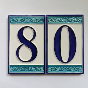 Azulejos de cerâmica azul e branca pintados à mão com números de endereço de casa personalizada em estilo grego 11 x 7 cm | Molduras marrons e brancas opcionais