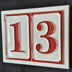 Números de dirección de casa personalizados en cerámica roja y blanca de estilo italiano pintados a mano de 11 x 7 cm / Marcos marrones y blancos opcionales