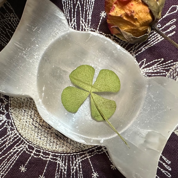 Four Leaf Clover, New Love, Madness Protection, Increase Psychic Powers, Detect Spirit Presence, Money, Treasure, See Fairies, All Natural