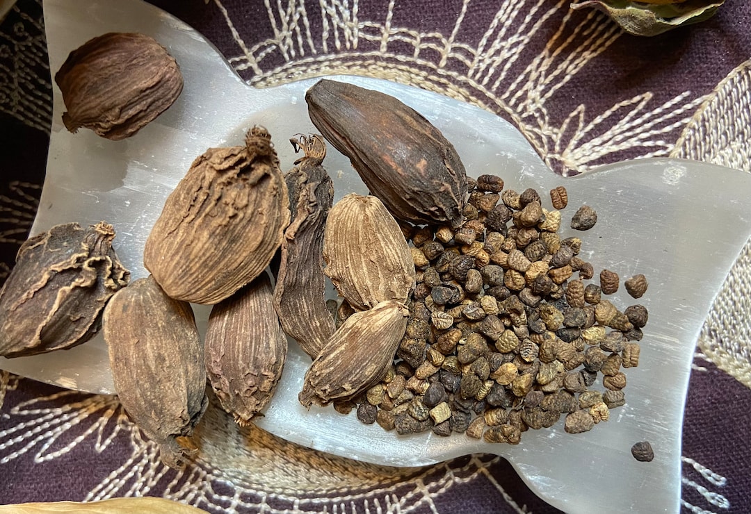 Whole Cardamom, Decorticated Cardamom, Dried Herbs, Love, Clarity