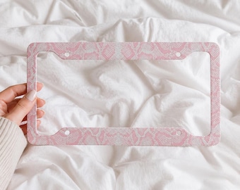 Marco de matrícula con estampado de piel de serpiente rosa / Accesorio para coche con estampado de pitón ruborizado / Decoración femenina para coche / Marco de matrícula con diseño de animales / Regalo para ella
