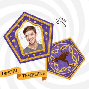 Puede incluir: Plantilla digital de una tarjeta pentagonal morada y dorada con la foto de una persona. La tarjeta tiene un borde dorado con estrellas y una ilustración de rana en el reverso. El texto "DIGITAL TEMPLATE" está en una pancarta naranja.