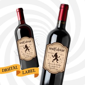 Puede incluir: Dos botellas de vino con etiquetas marrones que dicen "poción de wolfsbane no.3" y presentan una silueta negra de un hombre lobo. Las etiquetas también dicen "alivia al bebedor los síntomas de la licantropía".