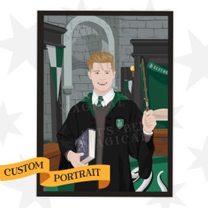 Könnte beinhalten: Ein individuelles Porträt eines jungen Menschen, der eine schwarze Robe mit grünen Akzenten trägt und ein Buch und einen Zauberstab hält. Die Robe hat ein grünes Schlangenemblem auf der Brust und der Text "SLYTHERIN" ist an der Wand hinter ihm zu sehen. Das Porträt ist mit einem schwarzen Rahmen und einem gelben Band mit dem Text "CUSTOM PORTRAIT" gerahmt.