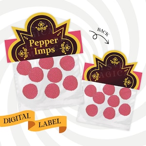 Puede incluir: Una etiqueta digital imprimible para una bolsa de caramelos. La etiqueta es dorada y negra con el texto "Pepper Imps" y una pequeña ilustración de una flor. La bolsa contiene caramelos rosas con una textura rugosa.