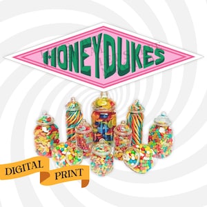 Może przedstawiać: Cyfrowy wydruk przedstawiający kolekcję szklanych słoików wypełnionych kolorowymi cukierkami i słodyczami. Słoiki są ułożone pod różowo-białym znakiem w kształcie rombu z napisem "HONEYDUKES" w zielonych literach. Baner na dole głosi "DRUK CYFROWY".