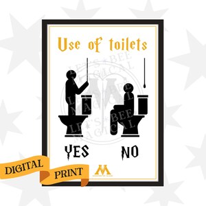 以下が含まれることがあります： 「Use of toilets」の文字が金色で書かれた、額入りのデジタルプリント。トイレの正しい使い方と間違った使い方を棒人間で表現し、下に「YES」と「NO」の文字が書かれています。「DIGITAL PRINT」と書かれたバナーがあります。