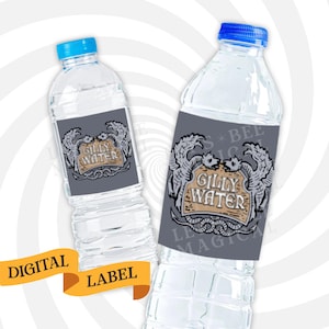 Puede incluir: Dos botellas de agua de plástico transparente con etiquetas grises. Las etiquetas presentan un gráfico de dos criaturas míticas con el texto "Gilly Water" en una pancarta marrón.