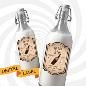 Puede incluir: Dos botellas de vidrio con etiquetas marrones que dicen "skele gro potion no.8" y muestran una mano esquelética sosteniendo una botella de poción. Las etiquetas también dicen "restaurar, reparar o hacer crecer los huesos del bebedor".