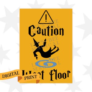 Puede incluir: Impresión digital sobre fondo amarillo con las palabras "Caution Wet Floor" en negro, con una silueta de mago cayendo. Un símbolo de advertencia en la parte superior. Una pancarta en la parte inferior izquierda dice "Digital Print".