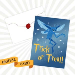 Puede incluir: Una tarjeta de Halloween azul con una criatura azul parecida a un hada, con alas y una sonrisa traviesa. La tarjeta tiene un fondo azul con estrellas blancas y el texto "Trick or Treat!" en amarillo.