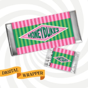 Puede incluir: Envoltorio digital imprimible para barras de caramelo con un fondo a rayas rosa y verde y un diamante verde que dice "Honeydukes" en letras blancas.