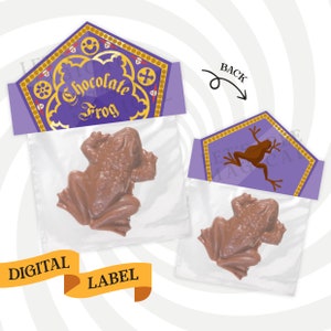 Puede incluir: Una etiqueta digital imprimible para una bolsa de golosinas de chocolate con forma de rana. La etiqueta presenta un fondo morado con detalles dorados y el texto "Chocolate Frog". La parte posterior de la etiqueta presenta una rana marrón sobre un fondo morado.