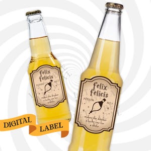 Puede incluir: Dos botellas de vidrio llenas de un líquido amarillo claro. Cada botella tiene una etiqueta que dice "Felix Felicis Potion No. 7" con un dibujo de una botella de poción. Las etiquetas también incluyen el texto "makes the drinker a lucky one for a while".