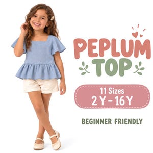 Pode incluir: Uma blusa peplum azul-clara com mangas curtas esvoaçantes e decote quadrado. O texto na imagem diz PEPLUM TOP, 11 Sizes 2 Y - 16 Y e BEGINNER FRIENDLY. A blusa é combinada com shorts de cor creme e sapatos baixos de cor clara.