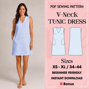 Puede incluir: Una mujer con un vestido túnica de cuello en V a cuadros azul claro y blanco con bolsillos. La imagen también muestra un diagrama de patrón de costura del vestido, con el texto "V-Neck Tunic Dress" y "Tallas XS-XL / 34-44".
