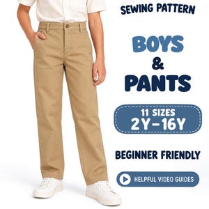 Op de afbeelding: Een naaipatroon voor een broek met de tekst SEWING PATTERN BOYS & PANTS 11 SIZES 2Y-16Y BEGINNER FRIENDLY HELPFUL VIDEO GUIDES. De afbeelding toont een beige broek met een knoopsluiting, riemlussen en zakken aan de zijkant.