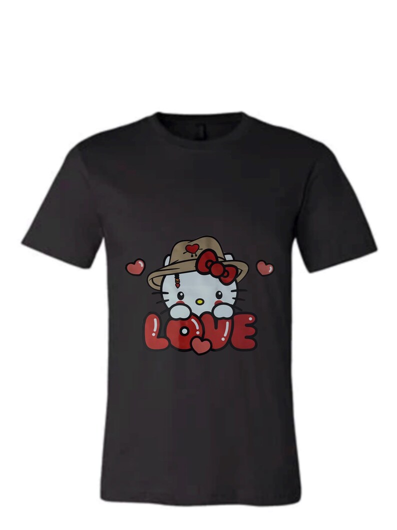 Puede incluir: Camiseta negra con una imagen de dibujos animados de Hello Kitty con un sombrero marr&oacute;n y un lazo rojo. El texto "LOVE" est&aacute; en letras rojas con corazones alrededor.