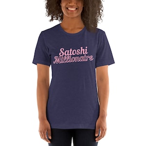 Puede incluir: Una camiseta azul marino con el texto "Satoshi Millionaire" en letras rosas.