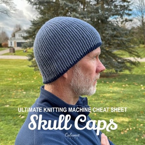 Puede incluir: Una persona lleva una gorra de punto azul. El texto "ULTIMATE KNITTING MACHINE CHEAT SHEET Skull Caps Calumet Knits" es visible debajo de la persona.