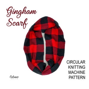 Könnte beinhalten: Ein rot-schwarzer Gingham-Schal, ein Rundstrickdesign. Der Schal ist aus einem weichen Material gefertigt und weist ein klassisches Karomuster auf. Der Text "Gingham Scarf" wird in einer dekorativen Schriftart angezeigt. Die Worte "Circular Knitting Machine Pattern" sind ebenfalls sichtbar.
