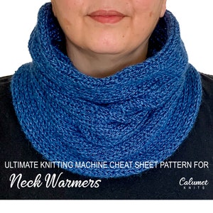 Könnte beinhalten: Ein blauer gestrickter Halsschmuck, hergestellt auf einer Strickmaschine. Der Halsschmuck ist umgeklappt und wird von einer Person getragen. Der Text "ULTIMATE KNITTING MACHINE CHEAT SHEET PATTERN FOR Neck Warmers Calumet KNITS" befindet sich am unteren Rand des Bildes.