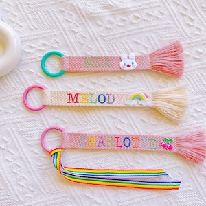 Gepersonaliseerd borduurnaamplaatje, kleurrijk aangepast naamplaatje, rugzaklabel, aangepaste sleutelhanger, label lunchbox, fleslabel, bagagelabel, label schooltas,