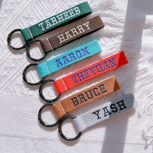 Geborduurd naamplaatje met vet lettertype – aangepast taslabel voor rugzak, bagage, lunchbox, waterfles, kindercadeau, gepersonaliseerde sleutelhanger, verjaardag jongen