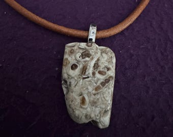 Collar con colgante de coral fosilizado – Coral agatizado natural en cordón de cuero color canela