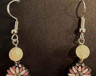 Montana Bitterroot Blumen Ohrringe - Edelstahl, Strass in der Mitte, rosa Aventurin Perle -Handmade in Montana