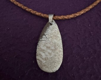 Collar con colgante de coral fosilizado – Coral agatizado natural en cordón de cuero color canela