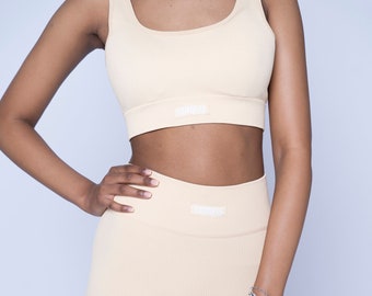 Power and comfort in one: Light beige sports set with long leggings and matching sports bra for your active workout