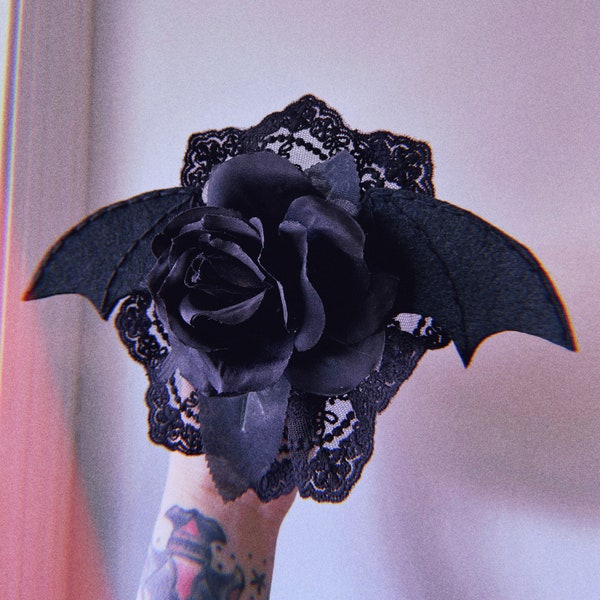 MADE TO ORDER - kleine Fledermaus - handgemachte schwarze Rose Gothic viktorianischen Spitze Fledermaus Flügel Canotier Kopfschmuck oder Brosche von Frilled to Death Adornments