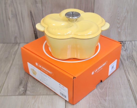 Le Creuset Cast Iron Floral Cocotte Petal Oven 2L / 2.25qt NIB