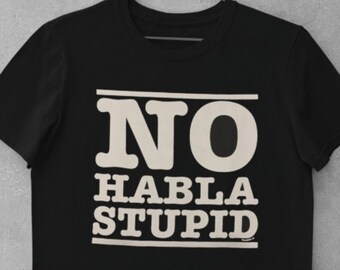 Könnte beinhalten: Schwarzes T-Shirt mit dem weißen Schriftzug "NO HABLA STUPID". Der Text ist in drei Zeilen angeordnet: "NO" oben, "HABLA" in der Mitte und "STUPID" unten. Das T-Shirt hat kurze Ärmel und einen Rundhalsausschnitt.