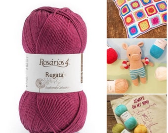 Peut inclure: Pelote de fil magenta foncé avec une étiquette blanche indiquant "Rosários 4 Regata EcoFriendly Collection". L'image montre également un coussin crocheté, un jouet cochon et plusieurs autres pelotes de fil de différentes couleurs.