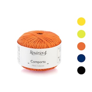 Może przedstawiać: Pomarańczowa kulka przędzy z białą etykietą z napisem "Rosários 4 Comporta Classic Collection". Przędza ma żywy pomarańczowy kolor. Paleta kolorów z żółtymi, zielonymi, pomarańczowymi, niebieskimi i czarnymi kropkami znajduje się po prawej stronie.