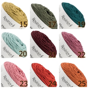 K&ouml;nnte beinhalten: Neun Kn&auml;uel Ros&aacute;rios 4 Meia Garn in verschiedenen Farben. Die Farben umfassen Gold-, Olivgr&uuml;n-, T&uuml;rkis-, Hellblau-, Burgunder-, Mauve-, Korallen- und gebrannte Oranget&ouml;ne. Jedes Kn&auml;uel ist mit einer Nummer von 15 bis 25 versehen.