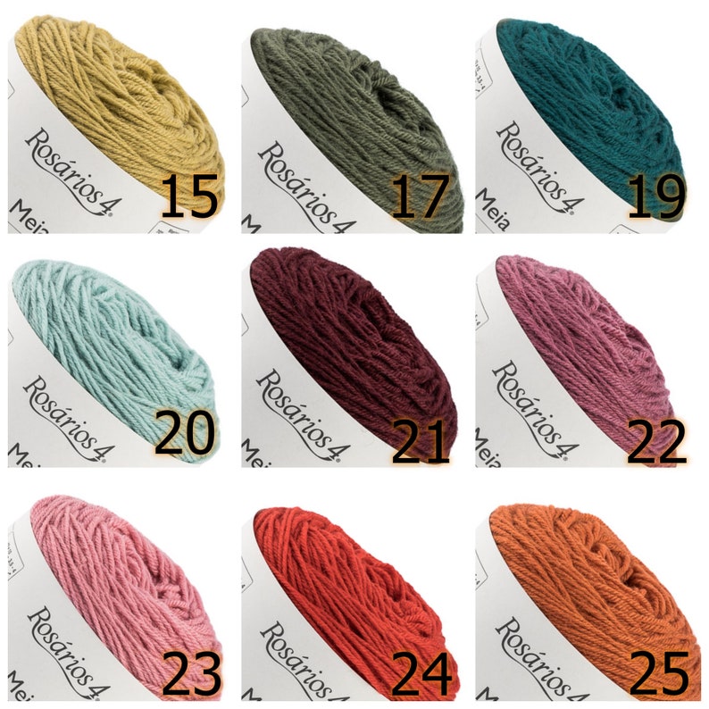 K&ouml;nnte beinhalten: Neun Kn&auml;uel Ros&aacute;rios 4 Meia Garn in verschiedenen Farben. Die Farben umfassen Gold-, Olivgr&uuml;n-, T&uuml;rkis-, Hellblau-, Burgunder-, Mauve-, Korallen- und gebrannte Oranget&ouml;ne. Jedes Kn&auml;uel ist mit einer Nummer von 15 bis 25 versehen.