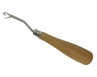 Ago con gancio di chiusura - Realizzazione di tappeti con uncinetto - Strumento con gancio di chiusura con manico in legno per arazzi e tappeti in tela