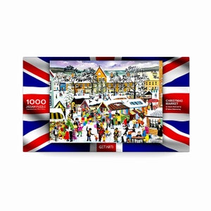 Może przedstawiać: Puzzle 1000-elementowe przedstawiające kolorową ilustrację świątecznego jarmarku z budynkami pokrytymi śniegiem, świątecznymi ozdobami i ludźmi robiącymi zakupy. Puzzle jest oprawione w projekt flagi Unii Brytyjskiej i zawiera tekst "CHRISTMAS MARKET" i "GETARTI".