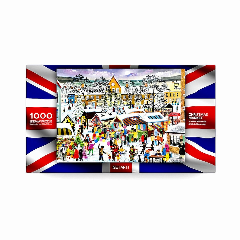Może przedstawiać: Puzzle 1000-elementowe przedstawiające kolorową ilustrację świątecznego jarmarku z budynkami pokrytymi śniegiem, świątecznymi ozdobami i ludźmi robiącymi zakupy. Puzzle jest oprawione w projekt flagi Unii Brytyjskiej i zawiera tekst "CHRISTMAS MARKET" i "GETARTI".